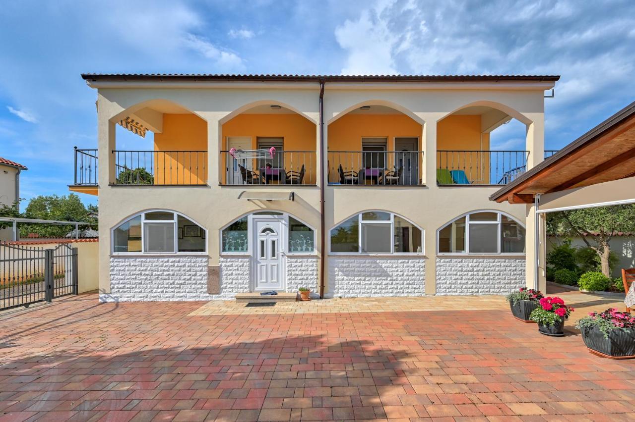 Teuta Apartments - A Beach And A Sea View Peroj Exterior photo