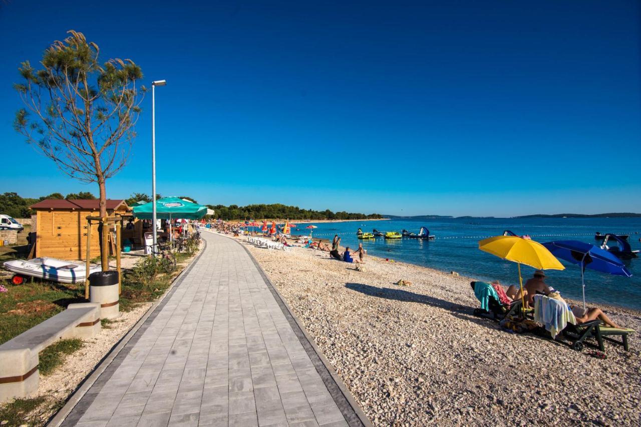 Teuta Apartments - A Beach And A Sea View Peroj Exterior photo