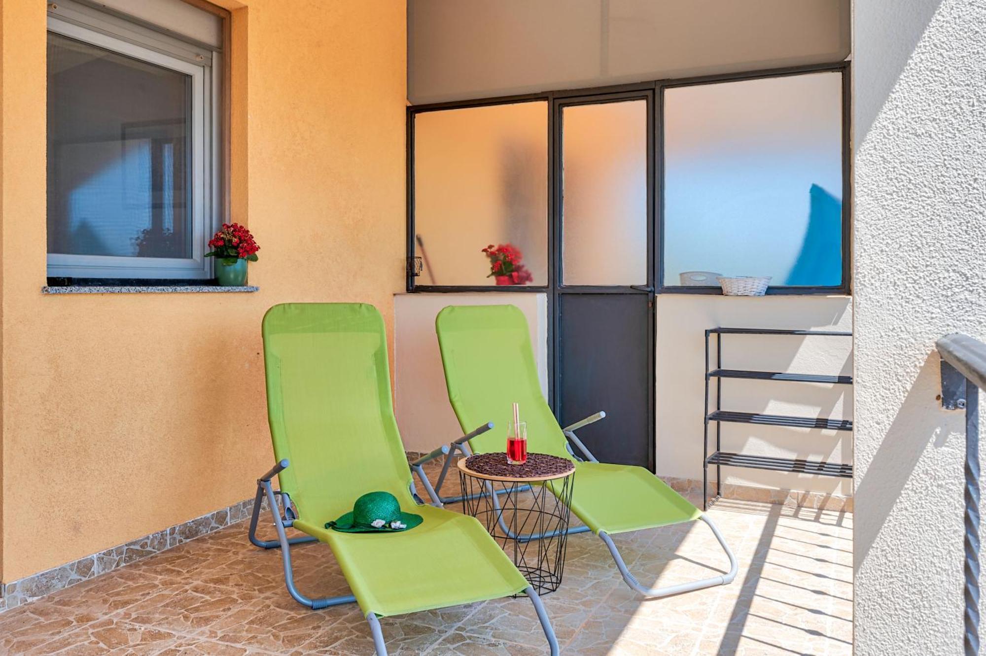 Teuta Apartments - A Beach And A Sea View Peroj Exterior photo