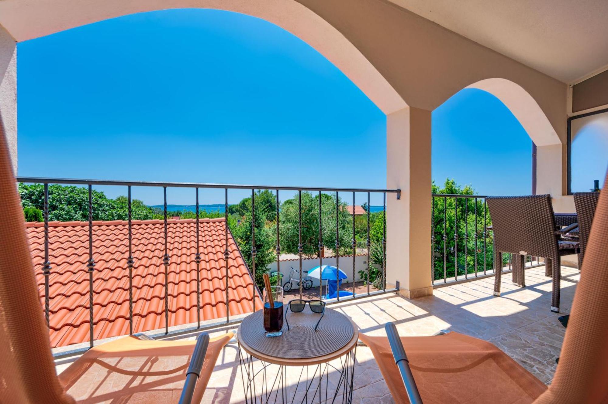 Teuta Apartments - A Beach And A Sea View Peroj Exterior photo