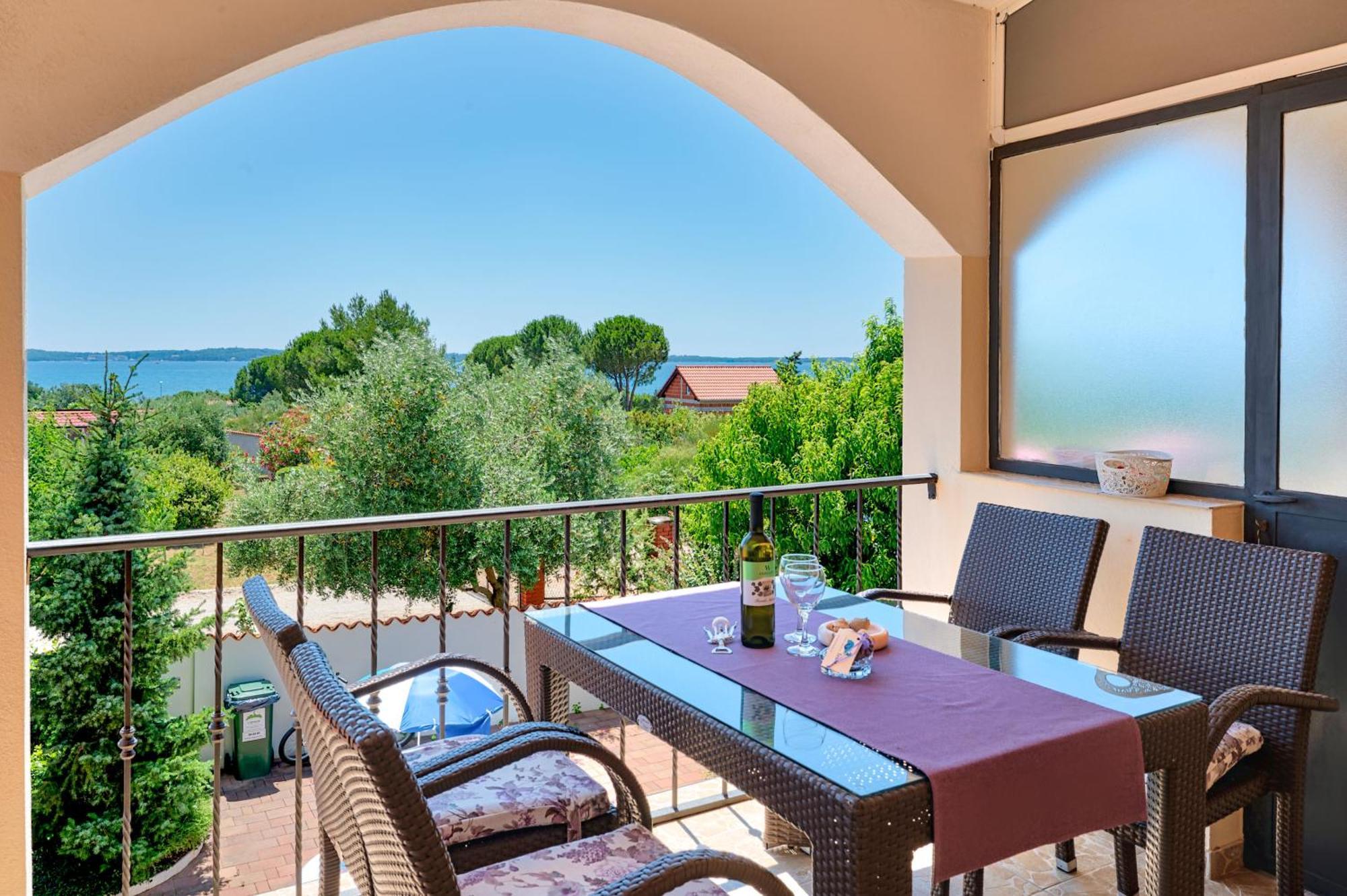 Teuta Apartments - A Beach And A Sea View Peroj Exterior photo